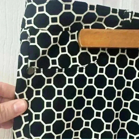 J McLaughlin Black & White Hexagon Patterned Ladies Pants size 8 Casual Slacks - Picture 5 of 8